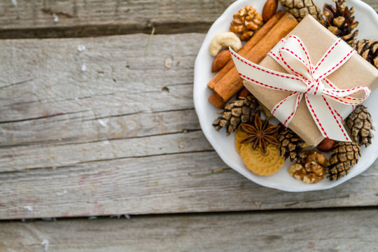 Preasent nuts cinnamon ribbon