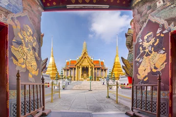 Foto op Plexiglas Wat Phra Kaew, Temple of the Emerald Buddha with blue sky © funfunphoto
