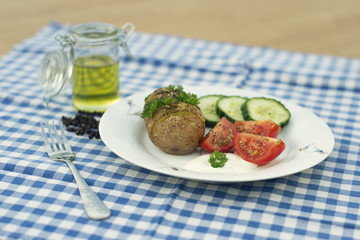 a baked popatoe with vegetables