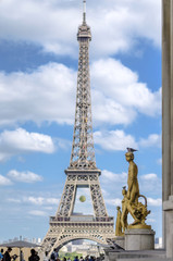 Fototapeta na wymiar Eiffel Tower and statues of Trocadero Gardens