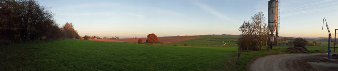 Panorama agricole automnal avec silo © Pierre Branquart