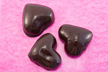 Obraz na płótnie Canvas Heart gingerbread cookies glazed chocolate