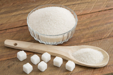 Cubos de azúcar sobre mesa de madera rústica.