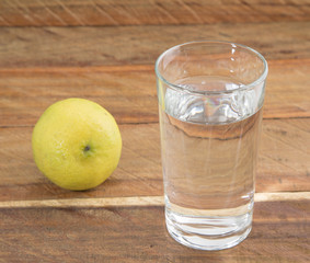 Vaso de agua y limón.
