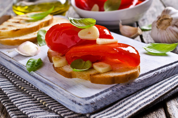 Sandwich with peppers and garlic