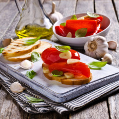 Sandwich with peppers and garlic