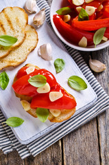 Sandwich with peppers and garlic