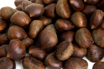 Castagne mature isolate su sfondo bianco