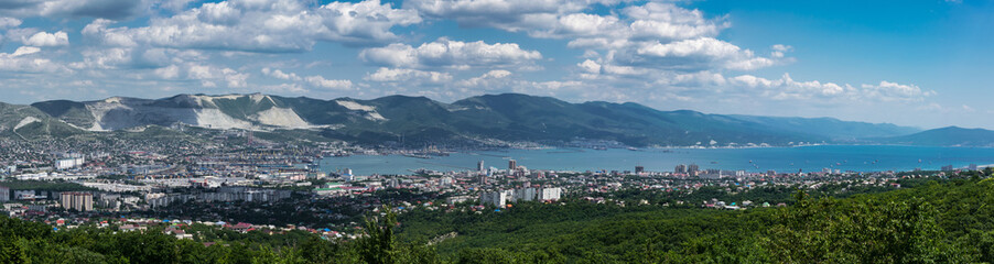 Obraz premium A panoramic view of Novorossiysk, Russia and Tsemes Bay from the top of Kabakhaha mountain