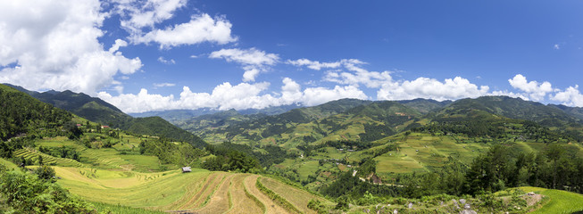 Fototapeta na wymiar Overview northwest region, Yen Bai, Vietnam with the permissiveness and mountains and the surrounding mountainside rice terraces look beautiful and majestic