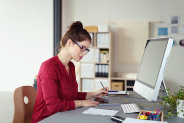 junge geschäftsfrau arbeitet am computer