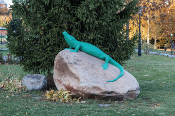 Sculpture of a green lizard