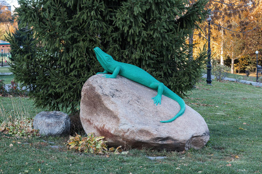 Sculpture of a green lizard