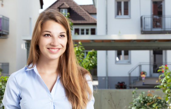 Junge Frau mit blonden Haaren tr&auml;umt von ihrer neuen Wohnung