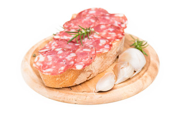 Pane e salame su fondo bianco 