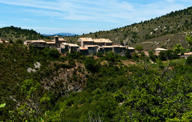 Fototapeta na wymiar Village Drôme provençal