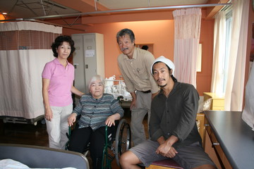 記念撮影をする家族　祖母　老人ホーム