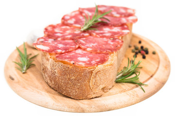 Pane e salame su fondo bianco 