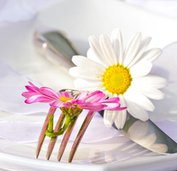 Romantische Einladung: Altes Silber und Margeriten :) © doris oberfrank-list