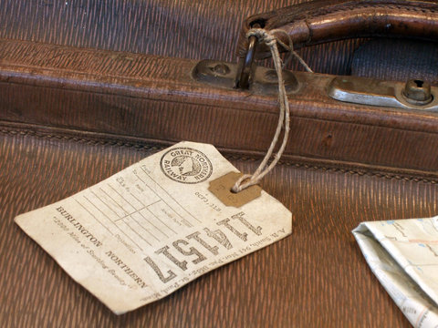 alter Koffer mit Gepäckanhänger