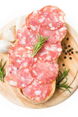 Pane e salame su fondo bianco 