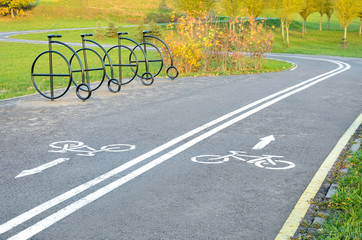 Obraz premium Bicycle road in autumn
