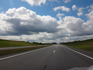 Fototapeta premium Автострада с облаками в летний солнечный день