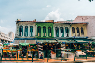 Obraz premium CHINATOWN, SINGAPORE OCTOBER 10, 2015: colorful historic architecture, shophouses in chinatown, Singapore on October 10, 2015, exterior
