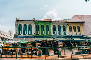 Zelfklevend Fotobehang CHINATOWN, SINGAPORE OCTOBER 10, 2015: colorful historic architecture, shophouses in chinatown, Singapore on October 10, 2015, exterior © xan844