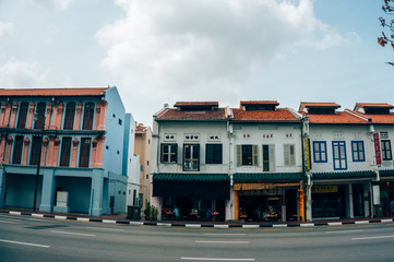 Obraz premium CHINATOWN, SINGAPORE OCTOBER 10, 2015: colorful historic architecture, shophouses in chinatown, Singapore on October 10, 2015, exterior