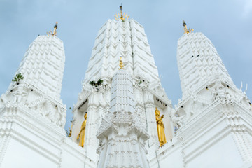 White pagoda with stucco ornaments - 95255326