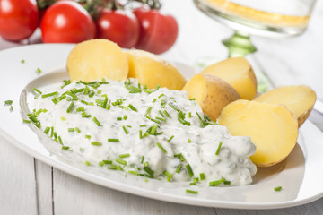 Kräuterquark mit Kartoffeln auf Teller 5