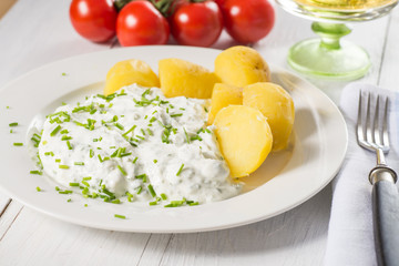 Kräuterquark mit Kartoffeln auf Teller 4