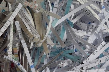 Recyclage papier, papier passé au destructeur - obrazy, fototapety, plakaty