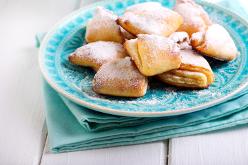 Cookies coated with icing sugar