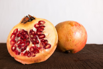 Melograno fotografato su base in legno