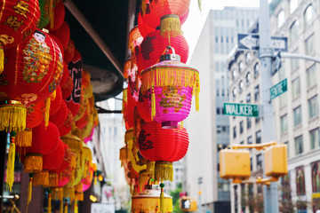 chinesische Lampen in einem Laden in Chinatown, New York City - obrazy, fototapety, plakaty