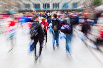 Menschenmengen in der Stadt mit kreativem Zoomeffekt