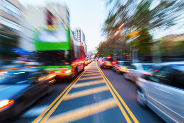 Bild mit kreativem Zoomeffekt vom nächtlichen Straßenverkehr in der Großstadt