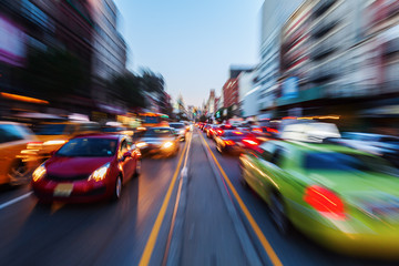 Fototapeta na wymiar Bild mit kreativem Zoomeffekt vom nächtlichen Straßenverkehr in der Großstadt