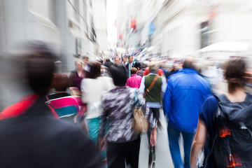 Bild von Menschenmengen in der Stadt mit kreativem Zoomeffekt