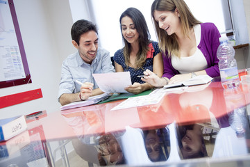 Gruppo di giovani studenti mentre prepara un esame universitario