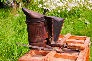Obraz premium Old smoker on the wooden box.