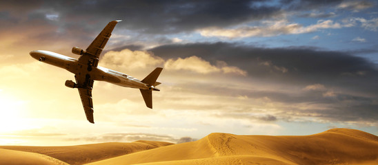aereo che sorvola deserto