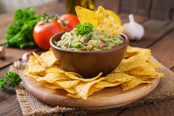 Guacamole avocado, lime, tomato, onion and cilantro, served with nachos - Traditional Mexican snack