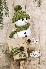 Schneemann mit Geschenken