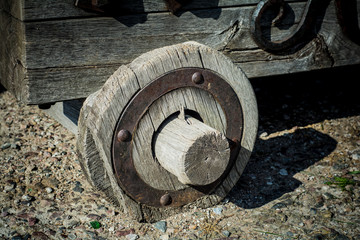 The wheel from the base on which is mounted a cast old weapons, a gun that shoots cores.
