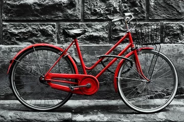 Rolgordijnen Retro vintage rode fiets op zwart-witte muur. © Photocreo Bednarek