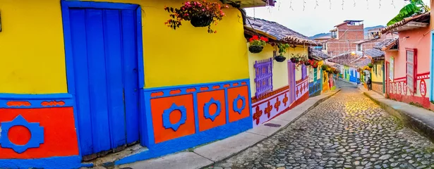 Fototapeten Schöne und farbenfrohe Straßen in Guatape, bekannt als die Stadt Zocalos. Kolumbien © Fotos 593