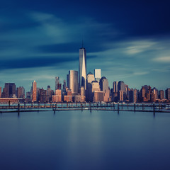 Fototapeta premium Nowy Jork - Manhattan po zachodzie słońca - piękny krajobraz miejski